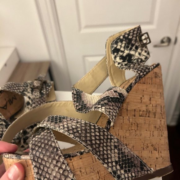 Women's MIA Snakeskin Platform Wedges size 7.5 - Picture 3 of 11